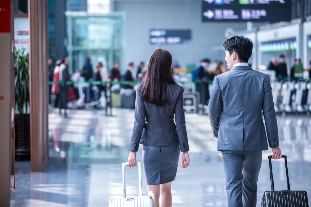 What size suitcase is best for 1 week business trip?